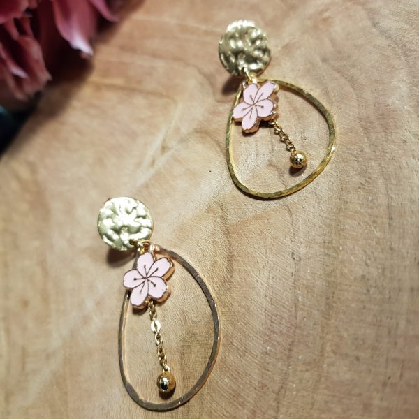 Boucles d'oreilles dorées, martelées, avec chaîne boule et breloque fleur de cerisier