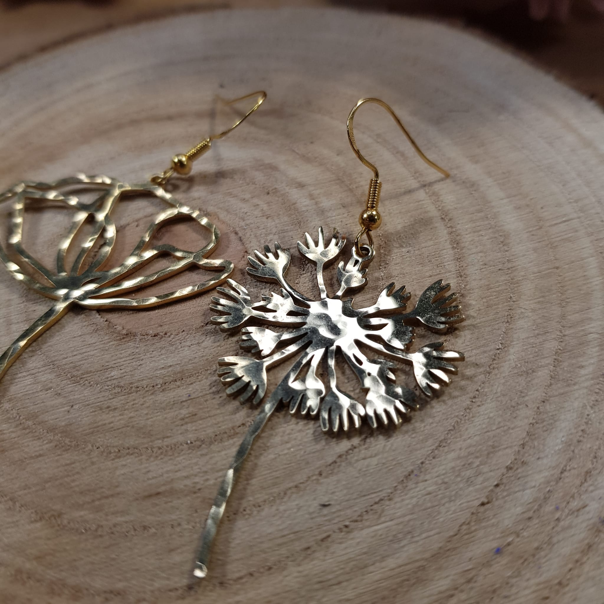 Boucles d'oreilles dorées martelées dépareillées fleurs de coquelicot et pissenlit – Image 4