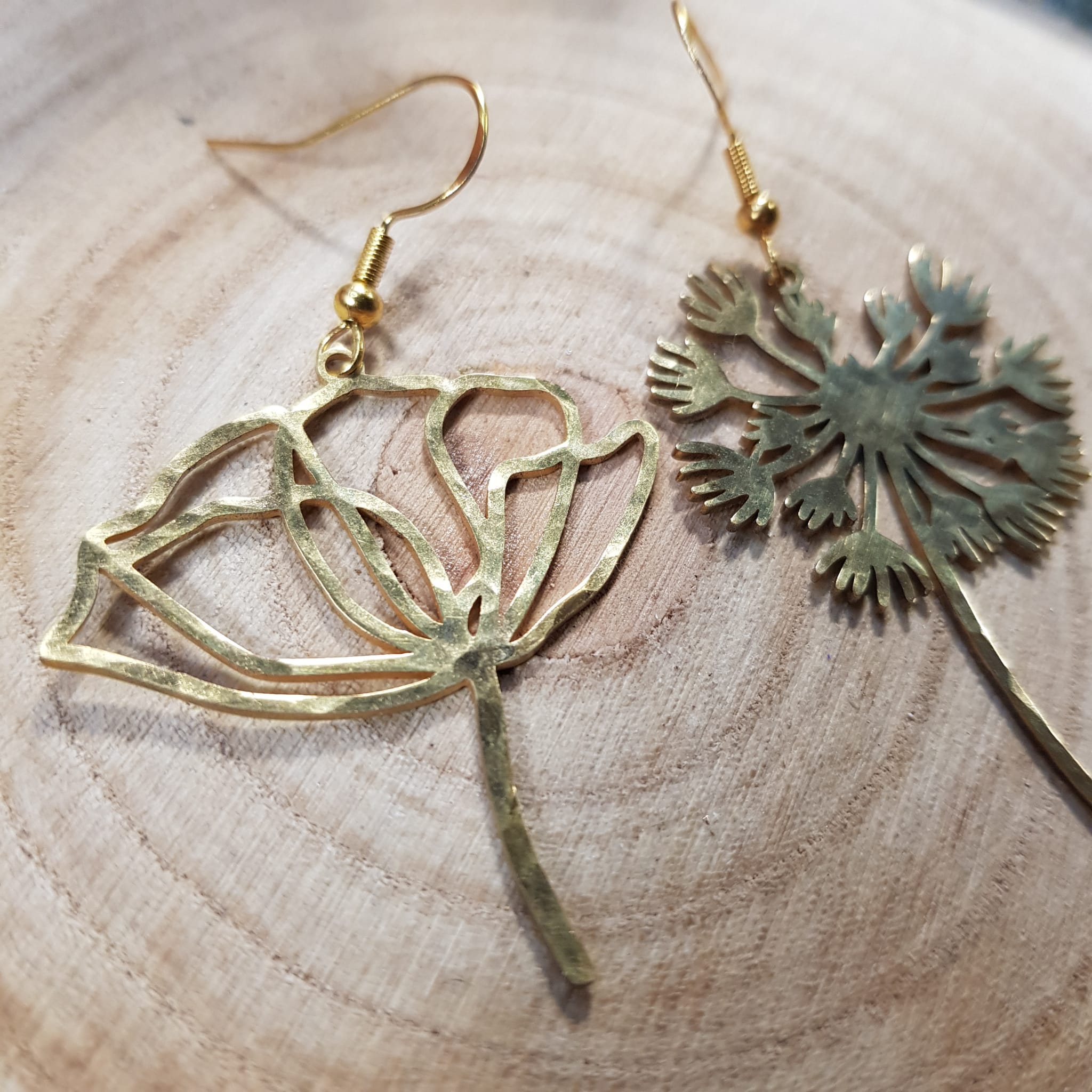 Boucles d'oreilles dorées martelées dépareillées fleurs de coquelicot et pissenlit – Image 3
